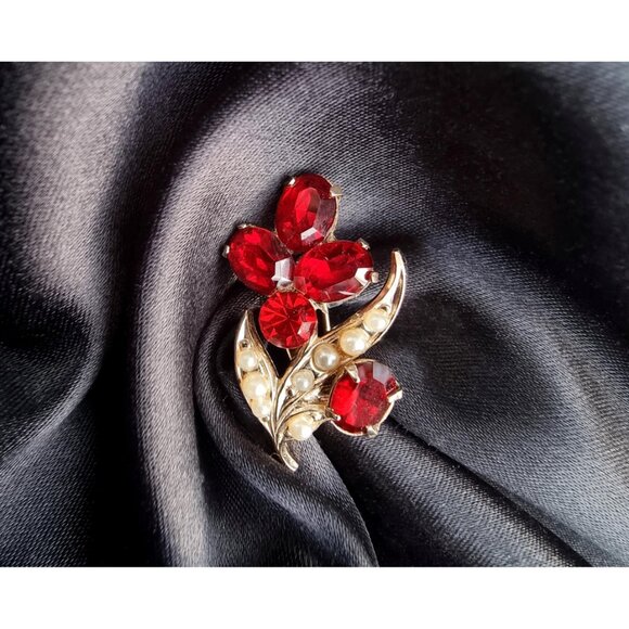 Rare Find Vintage CORO Signed Tiny Red Rhinestones Gold Tone Faux Pearls Brooch - Picture 4 of 6